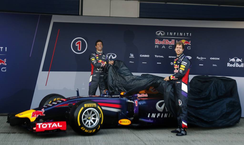 Daniel Ricciardo e Sebastian Vettel svelano la nuova Red Bull RB10. Ap